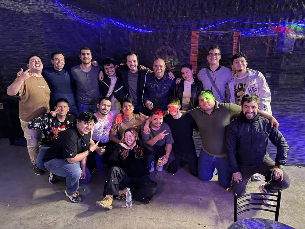 Grupo grande de más de 15 personas celebrando en GUM Paintball Bogotá